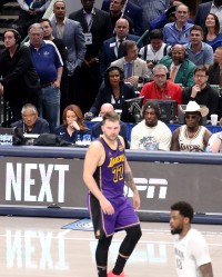 kaiyun-真贴脸开大！一球迷和哈里森问好握手 对其大喊：我们TMD仍然恨你