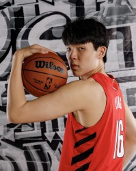 开云体育下载网址-开拓者新赛季飞行旅程8.2万公里全联盟最长 1月要连打3个背靠背！