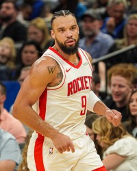 莱恩-霍林斯:狄龙场下是最安静&amp;amp;有礼貌的队友之一 他很照顾自己人