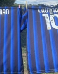 开云APP-米体：国米训练基地外有人卖盗版国米球衣，还有卢克曼的印号