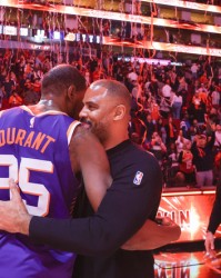 开云注册入口-带队52胜30负！从不干涉管理层，斯通感谢乌度卡，火箭续约太赚了